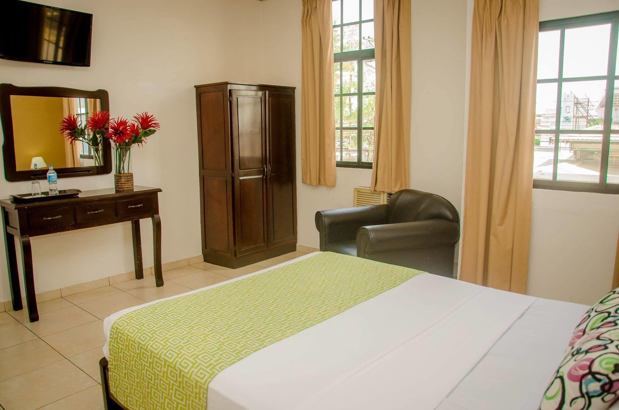 Hotel Residencial Cervantes David Bagian luar foto