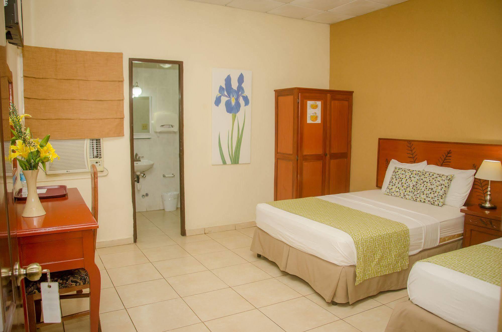 Hotel Residencial Cervantes David Bagian luar foto