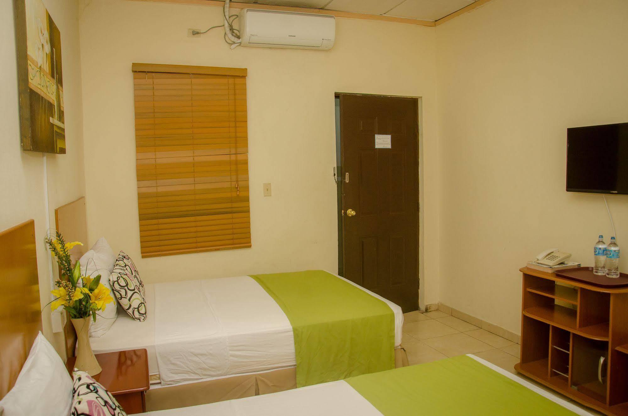 Hotel Residencial Cervantes David Bagian luar foto